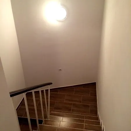 White House 3*